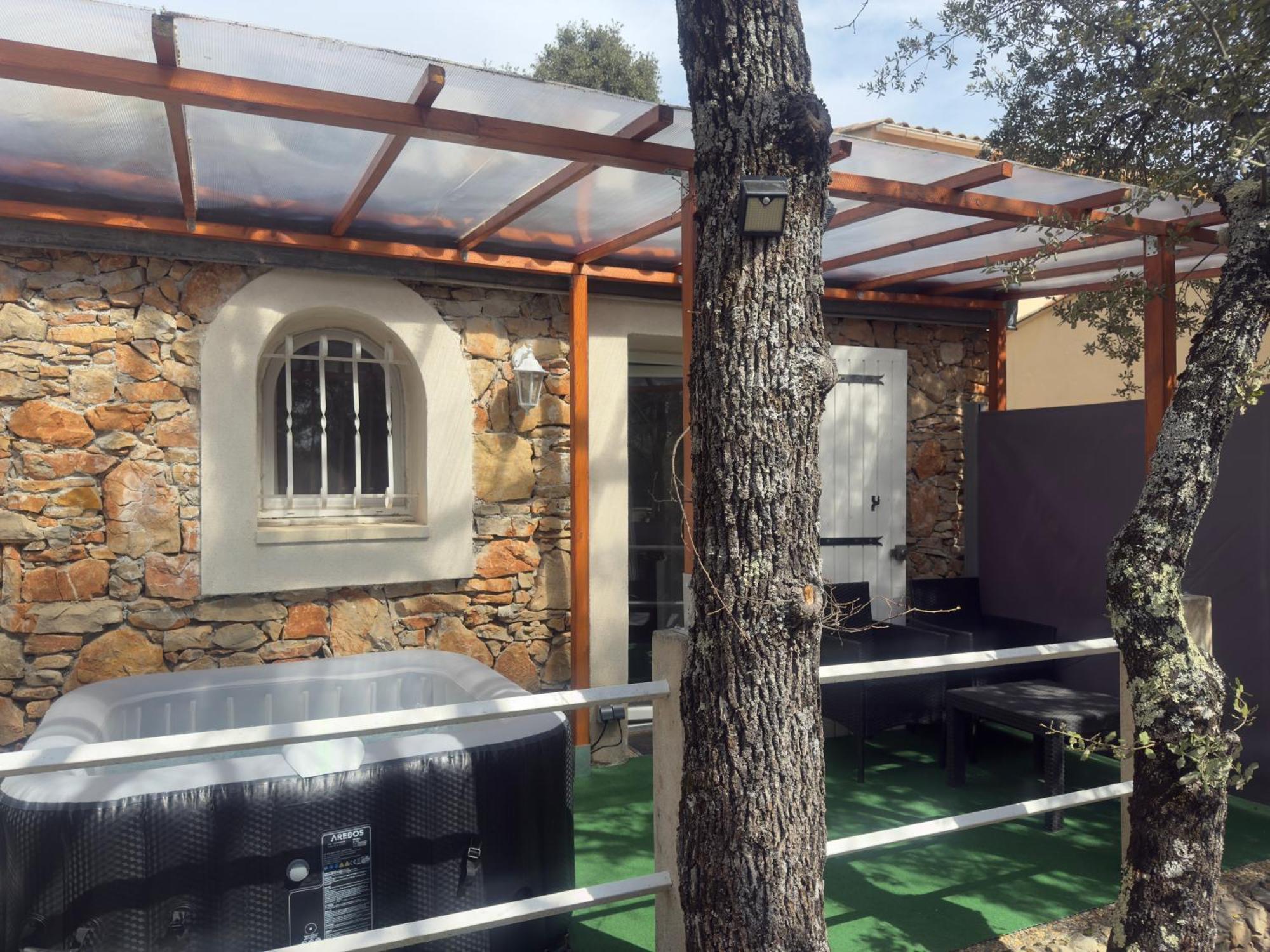 Votre Cocon En Pierre Et Son Spa En Option Gite Le Repos Des Chenes Régusse Kültér fotó